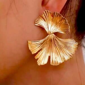 Brand new Zara Gold Ginkgo Leaf Earrings lightweight